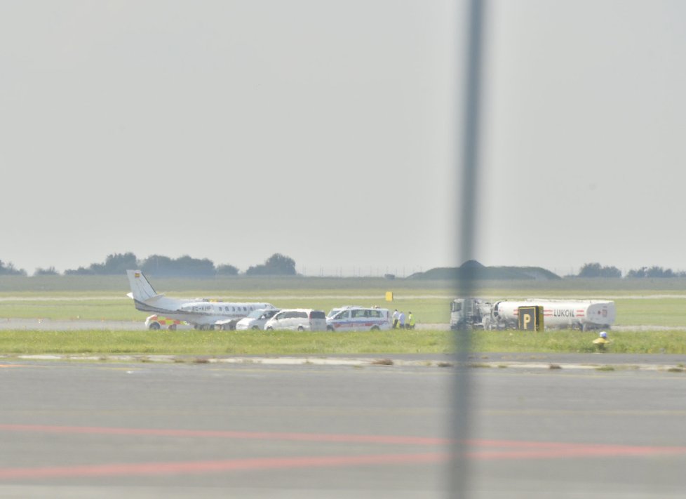 Letadlo s nemocným britským chlapcem přistálo na Letišti Václava Havla krátce po 13. hodině