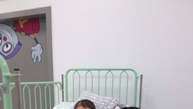 Ashya King s maminkou v místnosti anestezie