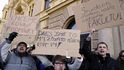 Asi 300 stovky studentů protestovaly 2. února před budovou plzeňské právnické fakulty. Akcí vyjadřovaly nesouhlas s rozhodnutím akreditační komise, která neprodloužila fakultě pětiletý magisterský program.