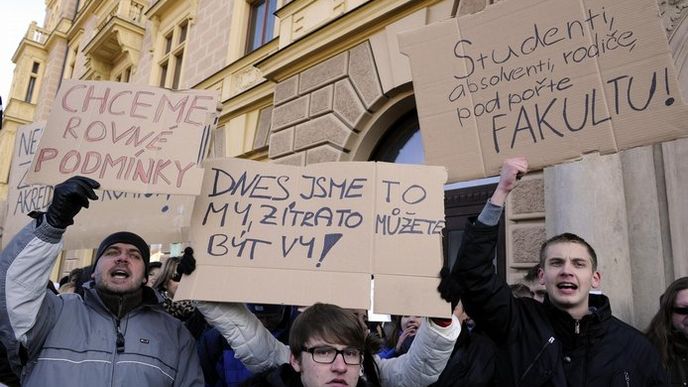Asi 300 stovky studentů protestovaly 2. února před budovou plzeňské právnické fakulty. Akcí vyjadřovaly nesouhlas s rozhodnutím akreditační komise, která neprodloužila fakultě pětiletý magisterský program.