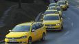 Asi 70 taxikářů se sešlo 7. března v Praze k protestní jízdě ze Strahova k pražskému magistrátu na podporu výzvy za zavedení minimálních cen za kilometr jízdy v hlavním městě.