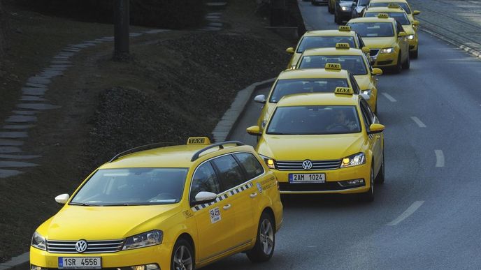 Jeden z protestů pražských taxikářů pro alternativním taxislužbám