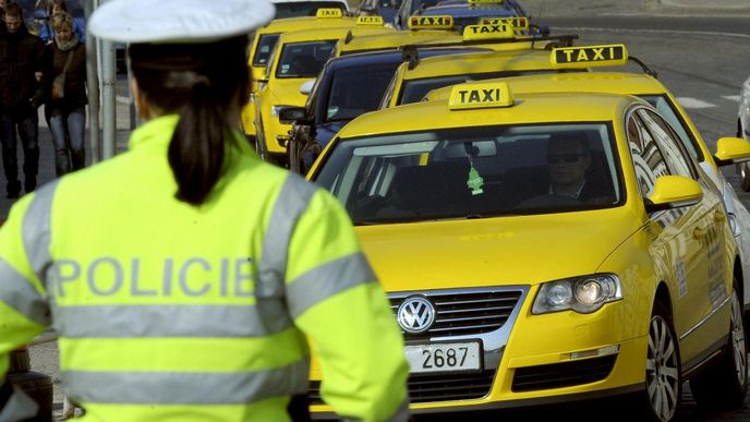 Asi 70 taxikářů se sešlo 7. března v Praze k protestní jízdě ze Strahova k pražskému magistrátu na podporu výzvy za zavedení minimálních cen za kilometr jízdy v hlavním městě.
