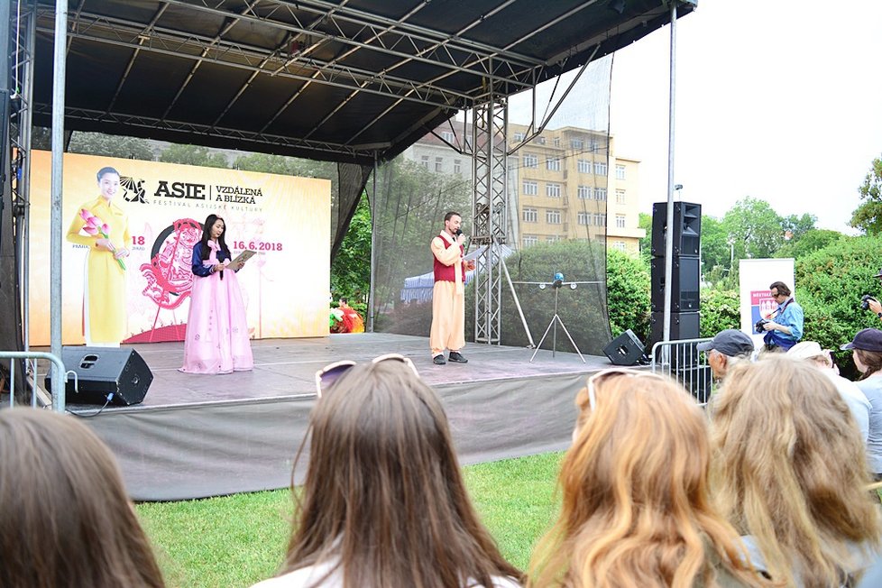 Náměstí Jiřího z Poděbrad se proměnilo v Asii. Pražané zde mohli poznat kulturu osmi států.