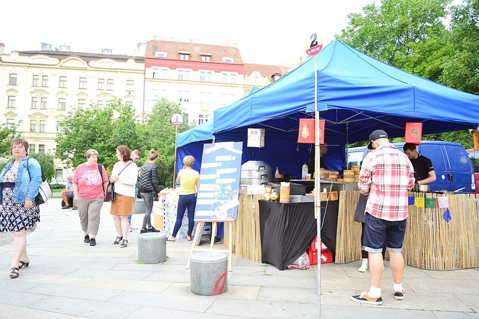 Náměstí Jiřího z Poděbrad se proměnilo v Asii. Pražané zde mohli poznat kulturu osmi států.