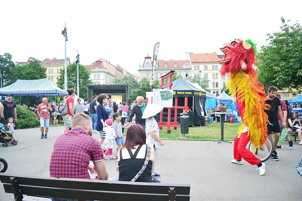 Náměstí Jiřího z Poděbrad se proměnilo v Asii. Pražané zde mohli poznat kulturu osmi států.