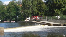 Dvě asijské vodačky se udělaly na Krumlovském jezu: Jednu museli lékaři resuscitovat.