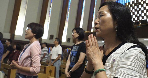 Církve tlačí na vládu: Dejte urychleně azyl čínským uprchlíkům