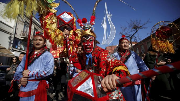 Asie se připravuje na příchod nového čínského roku. V ulicích propukají oslavy