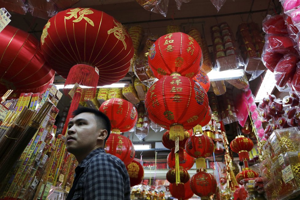 Asie se připravuje na příchod nového čínského roku. V ulicích propukají oslavy.