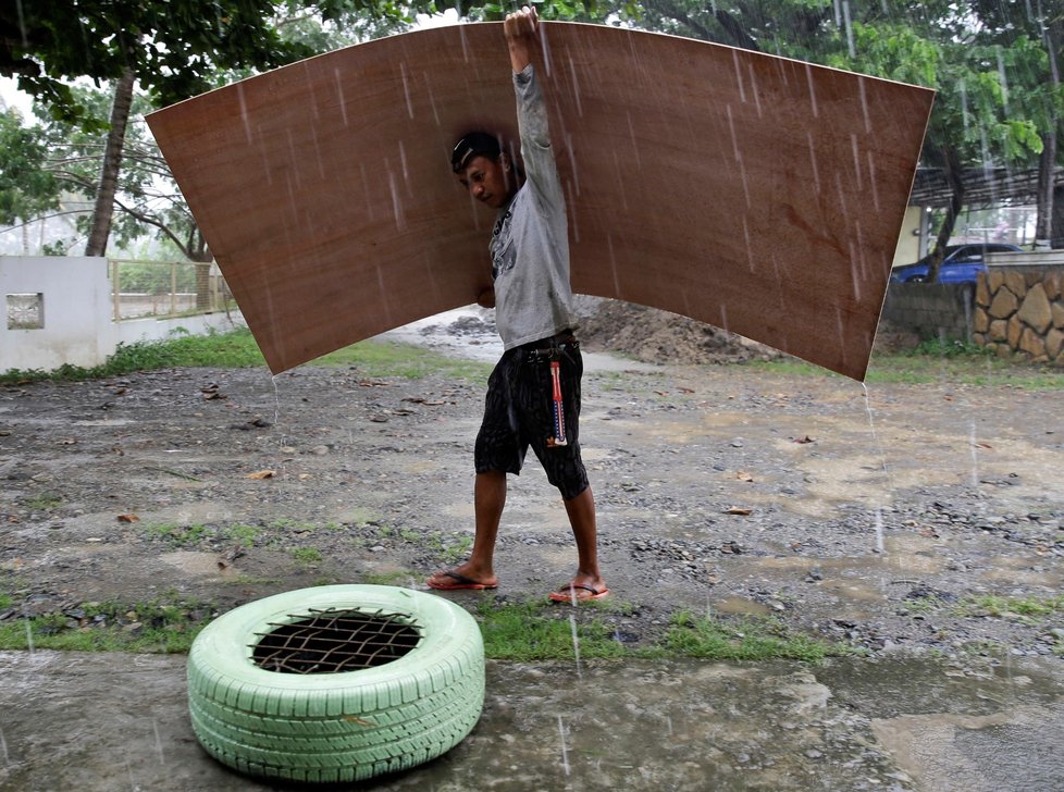 Filipíny zasáhl supertajfun Mangkhut se silným větrem a deštěm