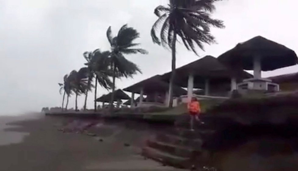 Filipíny zasáhl supertajfun Mangkhut se silným větrem a deštěm