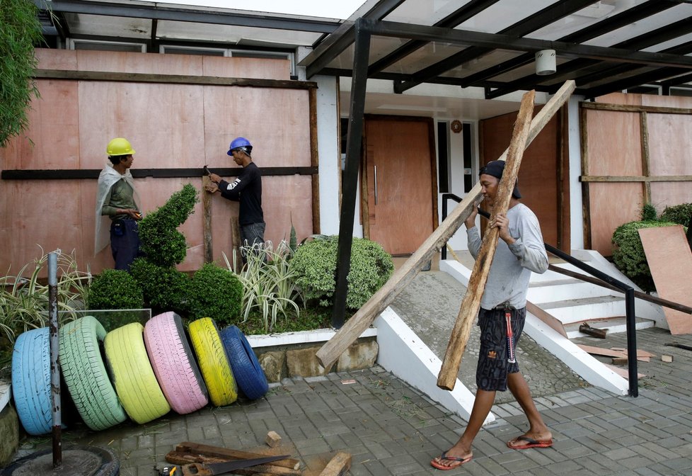 Filipíny podnikají poslední přípravy na úder supertajfunu. Úřady vyzvaly 5,2 milionu lidí žijících v očekávané dráze tajfunu, aby nevycházeli z domů.