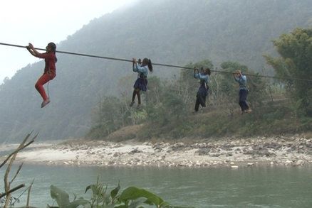 Nejnebezpečnější cesta do školy: Nepálští školáci denně riskují své životy!