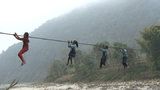 Nejnebezpečnější cesta do školy: Nepálští školáci denně riskují své životy!