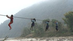 Nebezpečná lanovka v Nepálu už si vyžádala životy několika lidí.