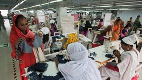 Dělnice textilního průmyslu v Bangladéši požadují vyšší platy.