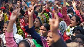 Dělnice textilního průmyslu v Bangladéši požadují vyšší platy.