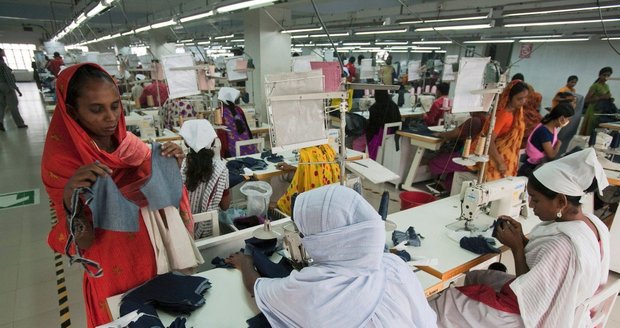 Šičky v Bangladéši živoří. Ani zvýšení minimální mzdy nepomůže, říkají