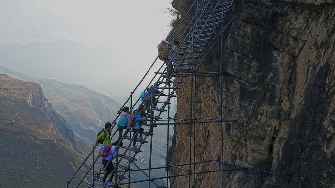 V Číně děti šplhají po útesech pomocí schodů, aba se dostaly do školy.