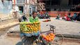 Nepálská pojízdná prodejna ovoce-zelenina