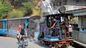 Himálajská rarita: úzkokolejka „sviští“ po kolejích závratnou rychlostí až 20 km/h (Indie).