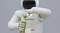 Asimo se chystá obsluhovat hosty či posádku kosmické lodi