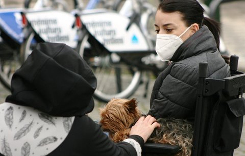 Postižení o překážkách v systému a 50 úlohách. Raději nás cpou do ústavů, říká Jitka