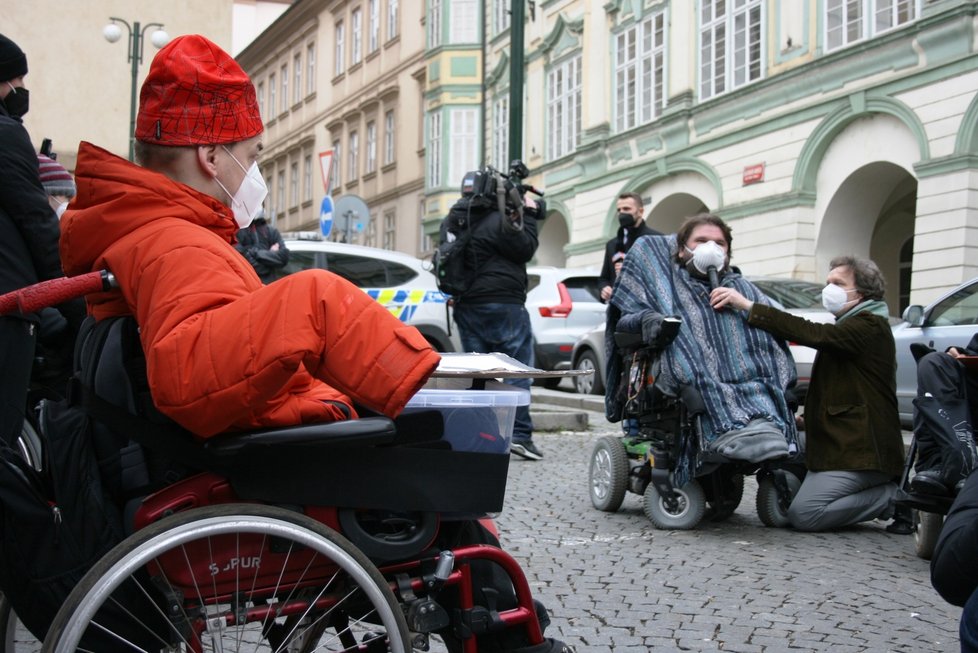 Protest vozíčkářů proti plánované novele zákona o sociálních službách, který by zdražil individuální péči asistentů.