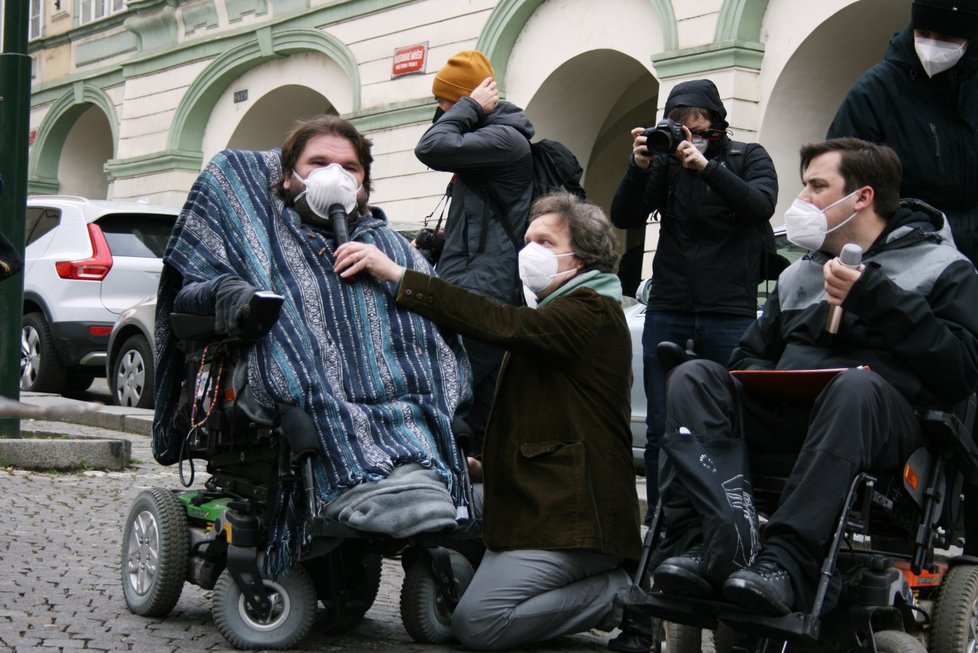 Protest vozíčkářů proti plánované novele zákona o sociálních službách, který by zdražil individuální péči asistentů.