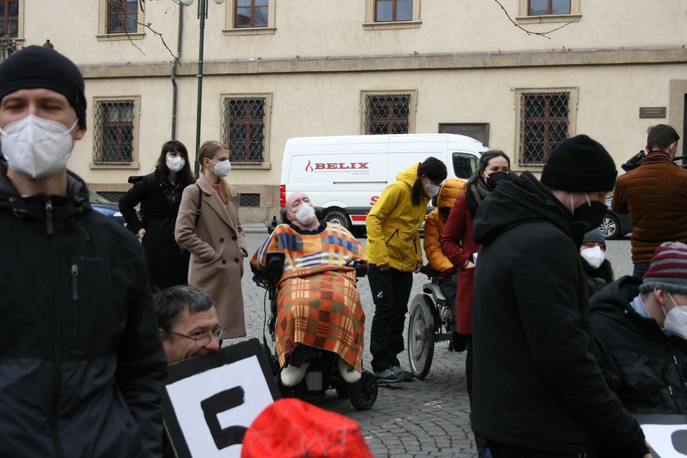 Protest vozíčkářů proti plánované novele zákona o sociálních službách, který by zdražil individuální péči asistentů.