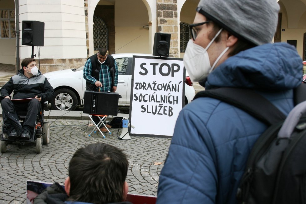 Protest vozíčkářů proti plánované novele zákona o sociálních službách, který by zdražil individuální péči asistentů.