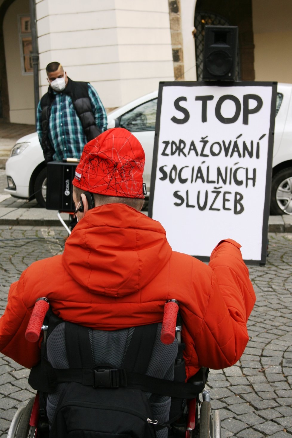 Protest vozíčkářů proti plánované novele zákona o sociálních službách, který by zdražil individuální péči asistentů.