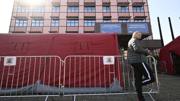 Bývalá vysočanská budova Komerční banky nyní slouží jako asistenční centrum pro ukrajinské uprchlíky. Do budoucna by tam mohli mít školu.