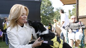 Dagmar Havlová v centru pro výcvik asistenčních psů