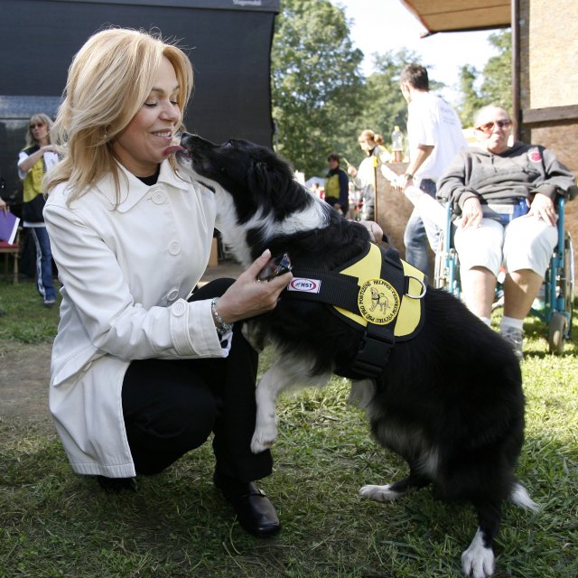 Dagmar Havlová v centru pro výcvik asistenčních psů