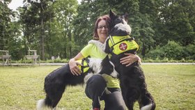 Martina Holmanová s asistenčními psi. Zaměřuje se na jejich výcvik.