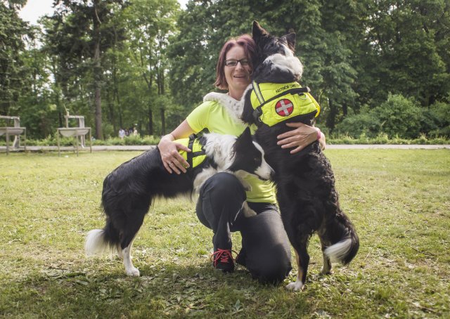 Martina Holmanová s asistenčními psy. Zaměřuje se na jejich výcvik.