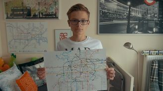 Velký úspěch autisty, který zpaměti kreslí mapy MHD. Jeho projektu poslali lidé půl milionu korun