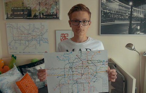 Autista Matěj zpaměti kreslí linky metra z celého světa. A ještě je vylepšuje! 