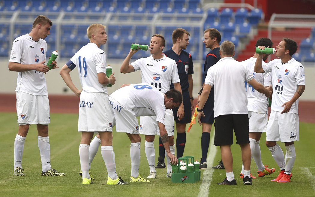 DFotbalisté Baníku Ostrava při přestávce na napití