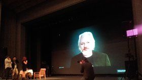 Zakladatele WikiLeaks přišla v Jihlavě pozdravit i členka Pussy Riot Máša Aljochinová.