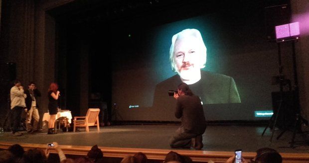 Assange v Jihlavě: Zaplavit Evropu uprchlíky asi USA nechtěly, ale hodí se to 