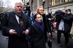 Zakladatel WikiLeaks Julian Assange a partnerkou Sopfií před budovou britského soudu (4.1.2021)
