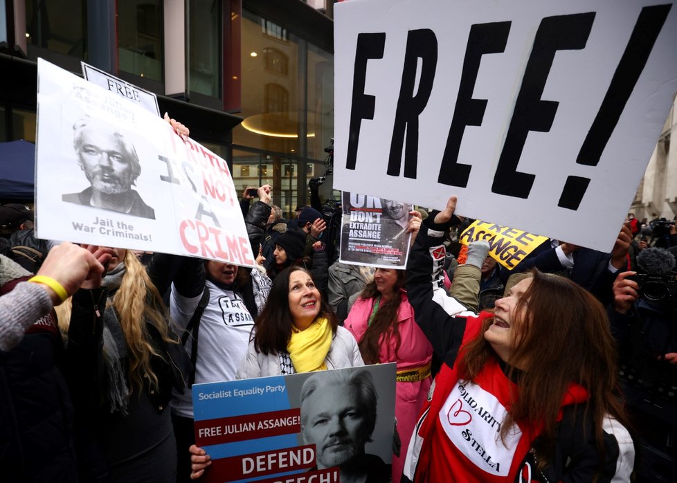 Protesty před budovou britského soudu: Lidé chtějí svobodu pro zakladatele WikiLeaks Juliana Assange (4.1.2021)