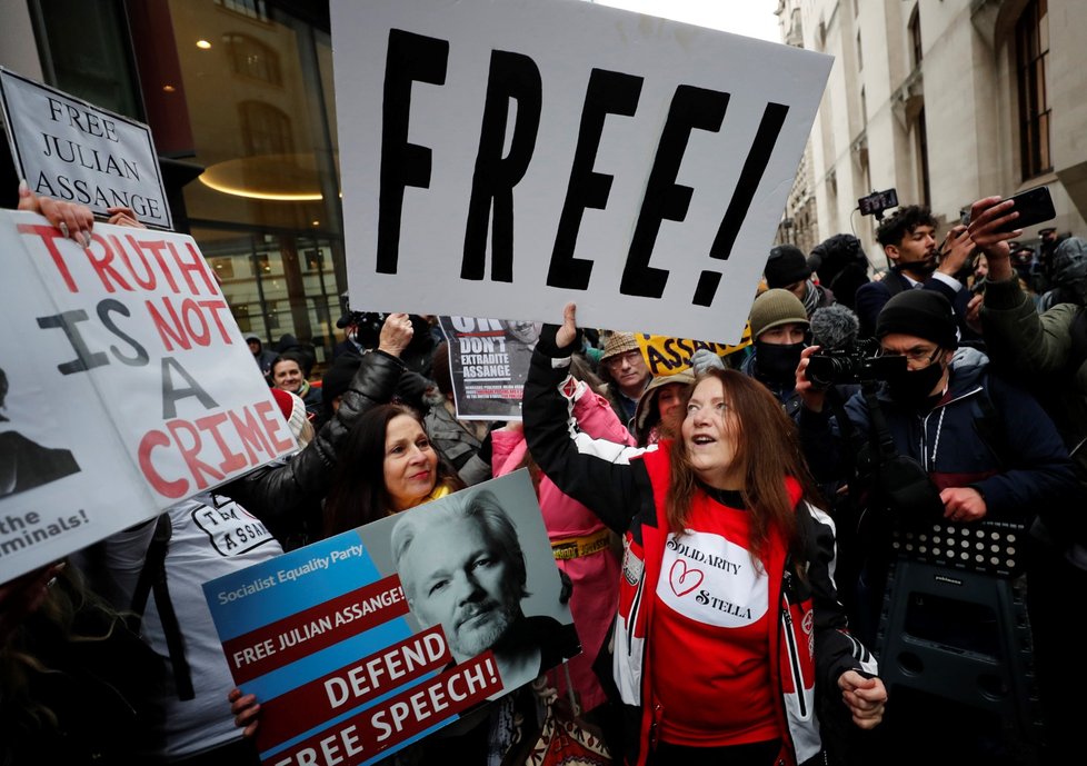 Protesty před budovou britského soudu: Lidé chtějí svobodu pro zakladatele WikiLeaks Juliana Assange (4.1.2021).