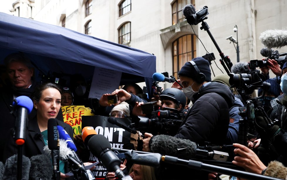 Partnerka zakladatele WikiLeaks Sophie před budovou britského soudu (4.1.2021)