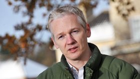 Spoluzakladateli WikiLeaks hrozí vydání do Švédska, kde je stíhán kvůli podezření ze znásilnění dvou žen.