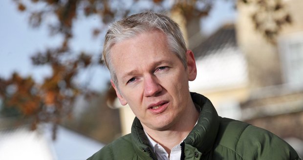 Spoluzakladateli WikiLeaks hrozí vydání do Švédska, kde je stíhán kvůli podezření ze znásilnění dvou žen.