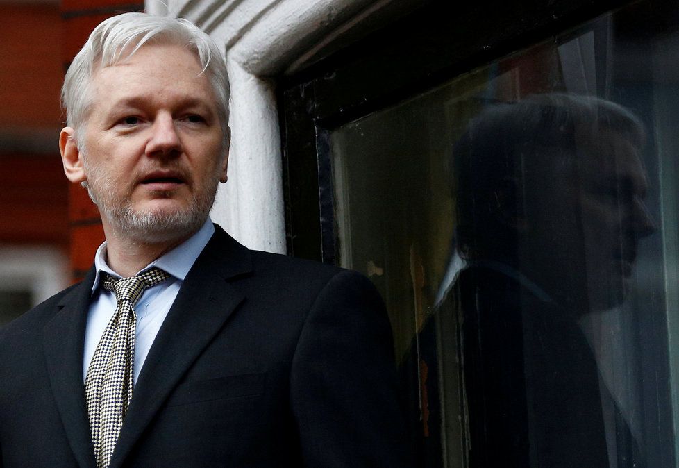 Assange promlouvá z balkonu ekvádorské ambasády, kde v posledních letech žije.